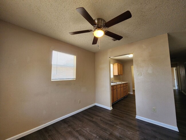 Building Photo - 1 Month Free Rent ! Covered Front Porch  /...