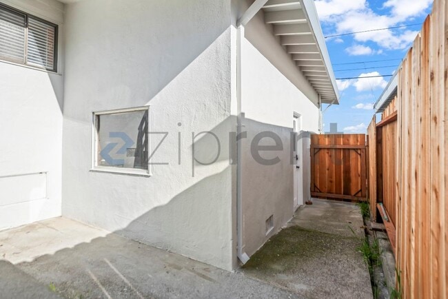 Building Photo - 161 Pecks Ln