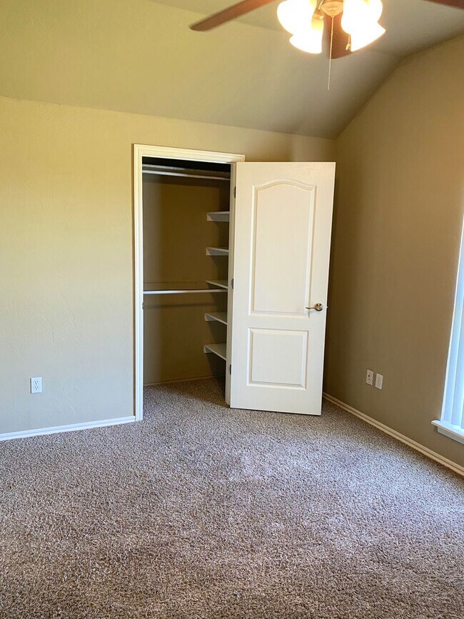 Building Photo - Beautiful Home in Southeast Moore with Storm Shelter!