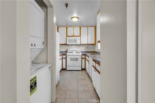 Building Photo - Exceptional 2 Br 2 Ba Condominium in Gated...