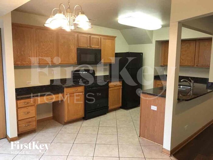 Building Photo - 932 Symphony Dr