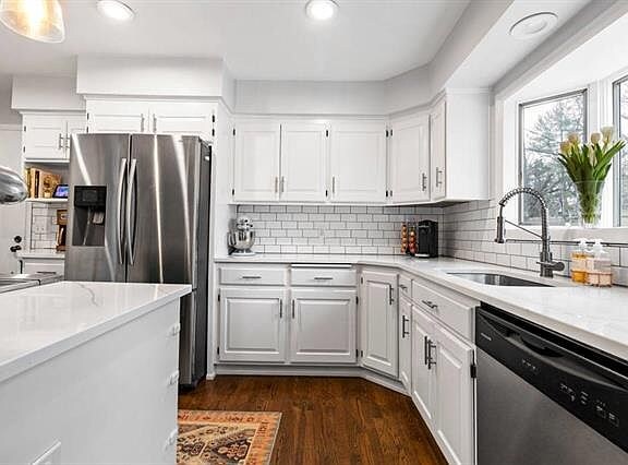 Building Photo - 9727 Canterbury St