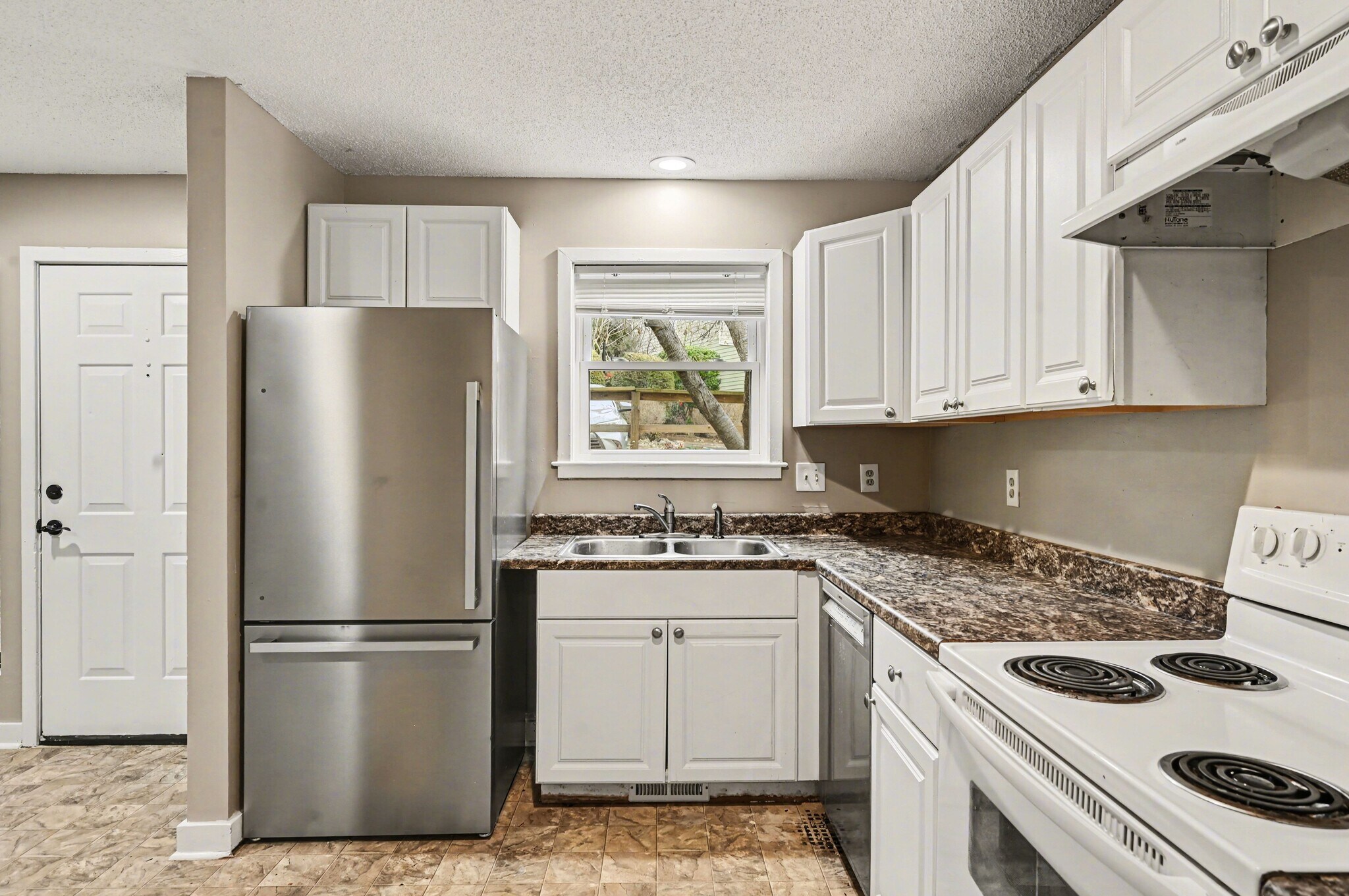 Building Photo - 304 Cedarwood Ln