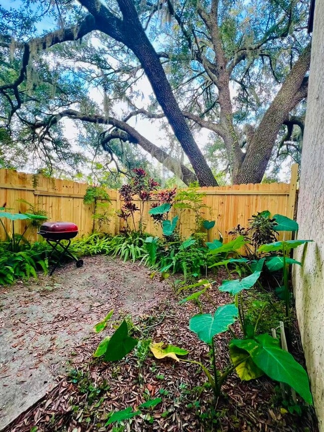 Building Photo - Nice 2bed and 1.5 bath townhouse near USF