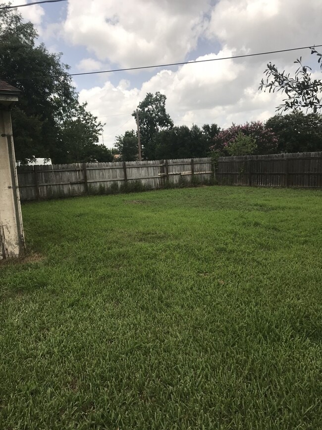 Building Photo - 3 Bedroom 2 Bath