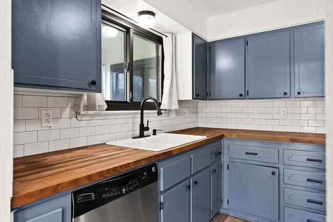 Building Photo - 2606 Lake Rd