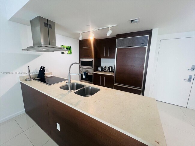 Building Photo - 485 Brickell Ave