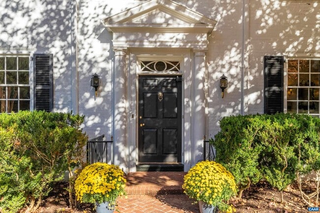 Building Photo - 640 Ivy Ln