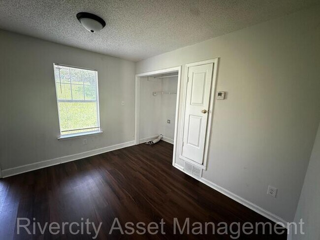 Building Photo - HUGE BACKYARD!!!!!! SECTION 8 FRIENDLY!!!!!