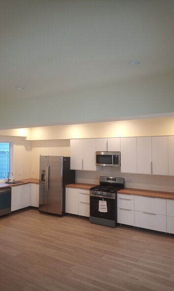 Living-Kitchen 8 - 516 Natoma St