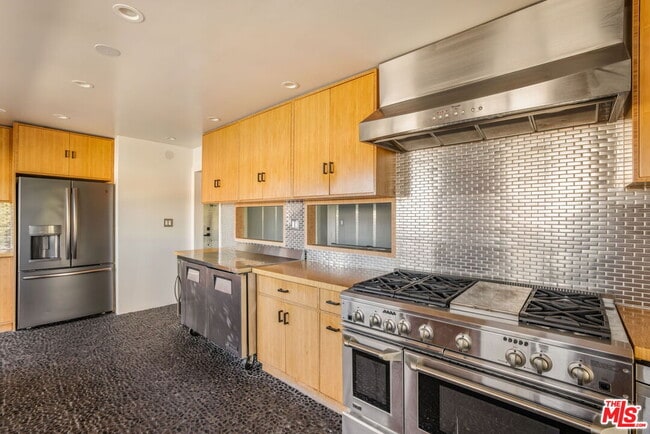 Building Photo - 4075 Los Nietos Dr