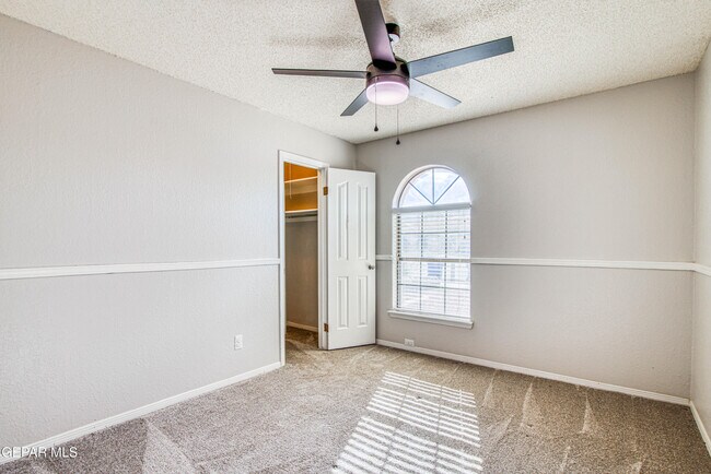 Building Photo - 853 El Parque Dr