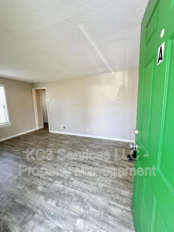 Building Photo - 6131 NE Vivion Rd
