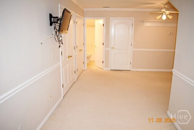 Building Photo - 10 Piper's Pond Ln