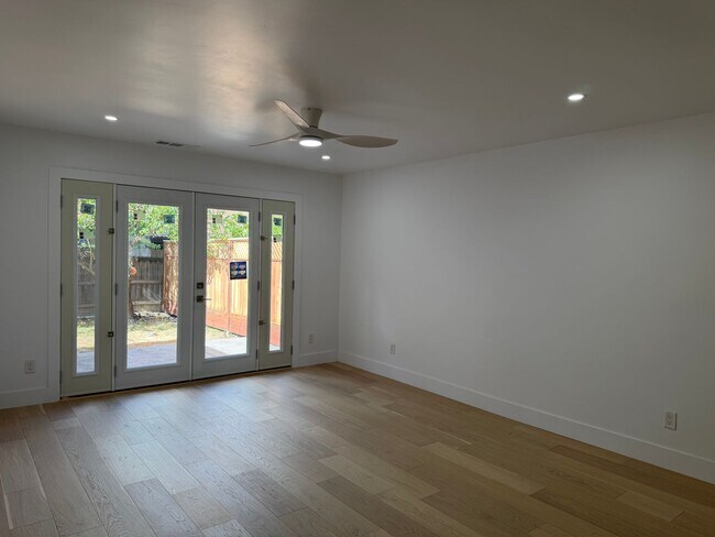 Building Photo - Fully Remodeled 3 Bedroom/ 2 Bathroom Duplex w/ Modern Finishes & Private Yard!