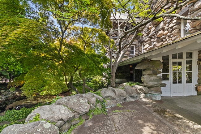 Building Photo - 432 Field Point Rd
