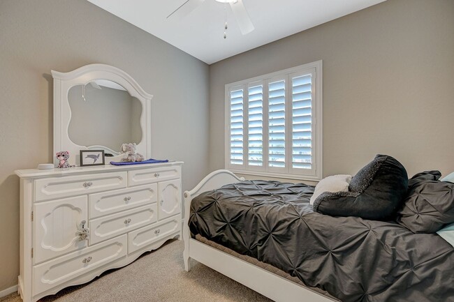 Building Photo - Modern 3 Bedroom Townhouse near Blue Diamond
