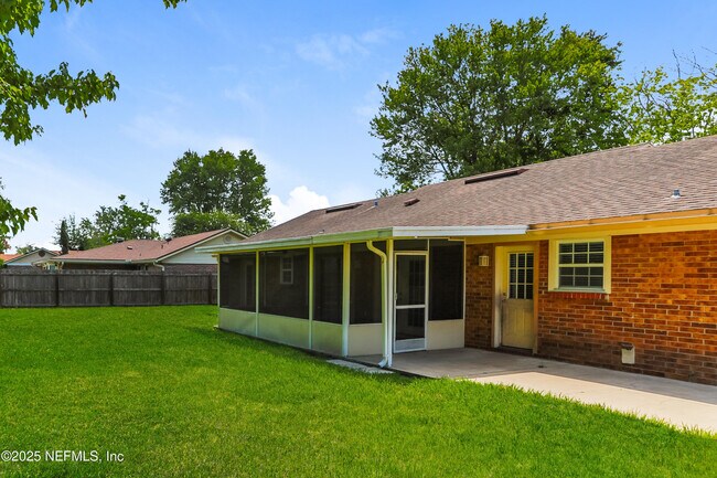 Building Photo - 2412 Stonehaven Ct W