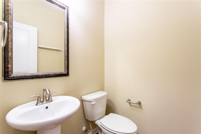 Building Photo - 2105 Greencrest Cir