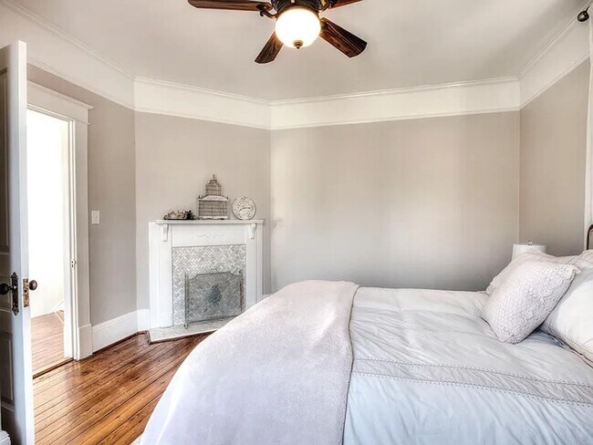 Building Photo - 3 Bedrooms, 2 Bathrooms - Home close to Do...