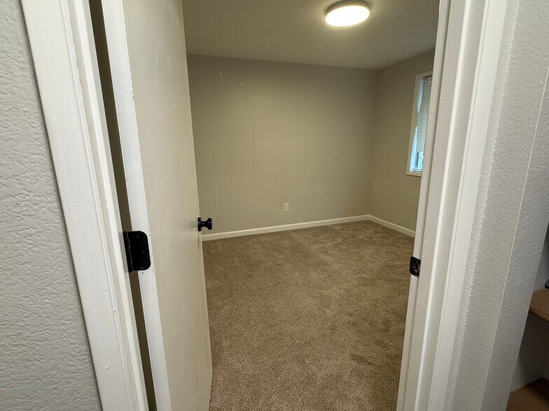Building Photo - 2436 La Jolla Dr NW