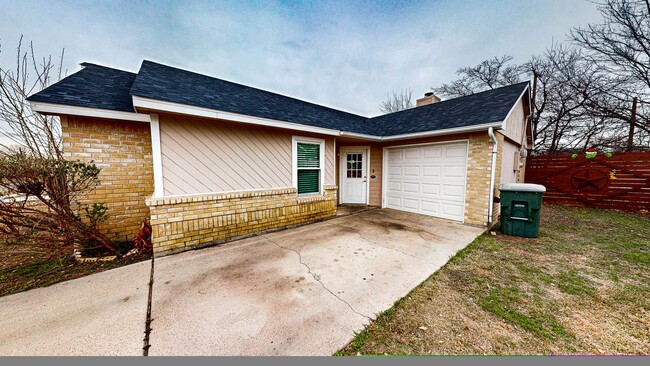 Building Photo - Adorable 3 Bedroom, 2 Bath Home with Firep...