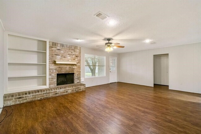 Building Photo - 2106 Rycroft Dr