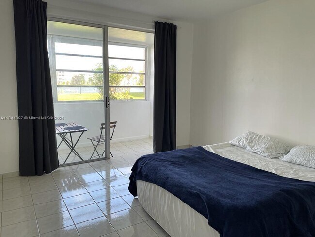 Building Photo - 1591 NE Miami Gardens Dr