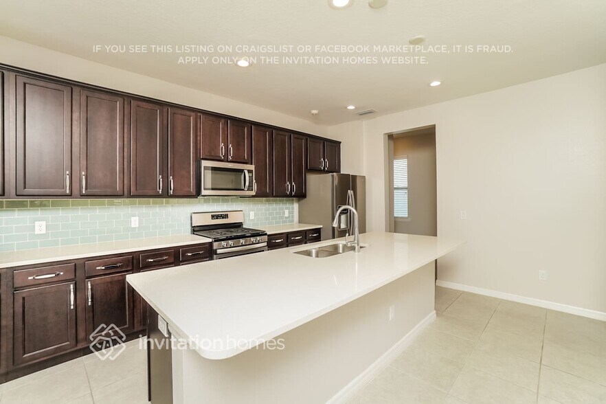 Building Photo - 14810 Caravan Ave