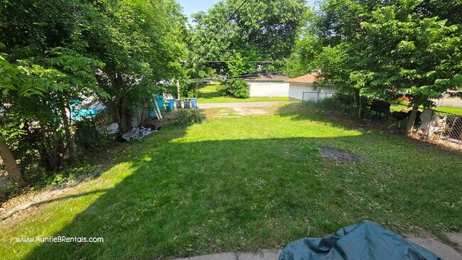 Building Photo - Great 2BR Duplex with a yard, Minneapolis ...