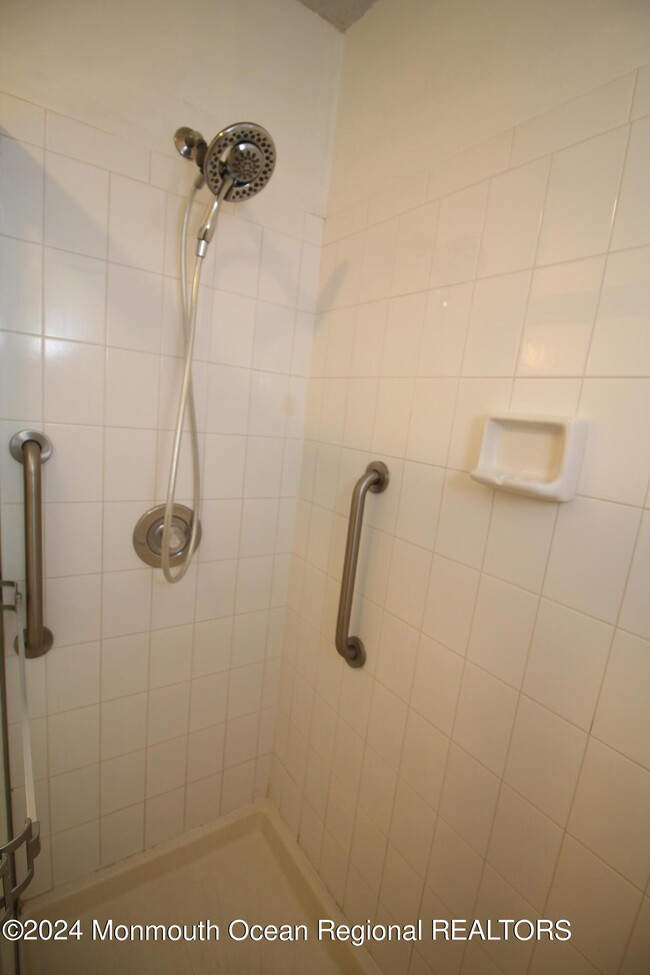 Building Photo - 145 Pine Oak Blvd