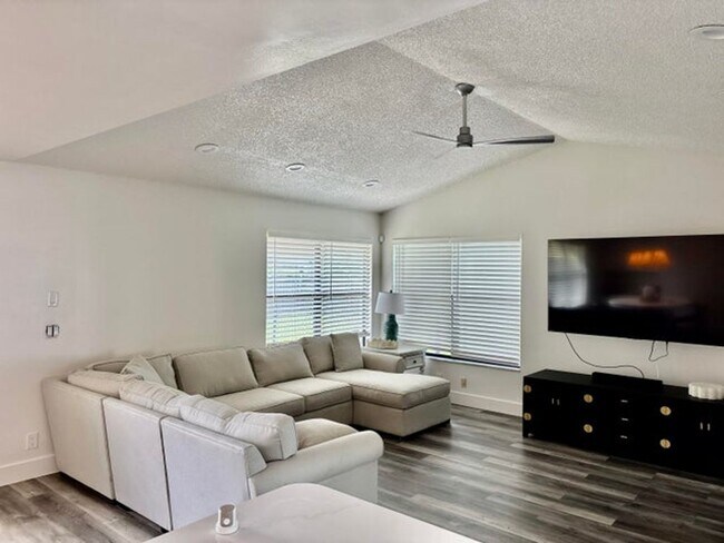 Building Photo - 325 Knotty Wood Ln