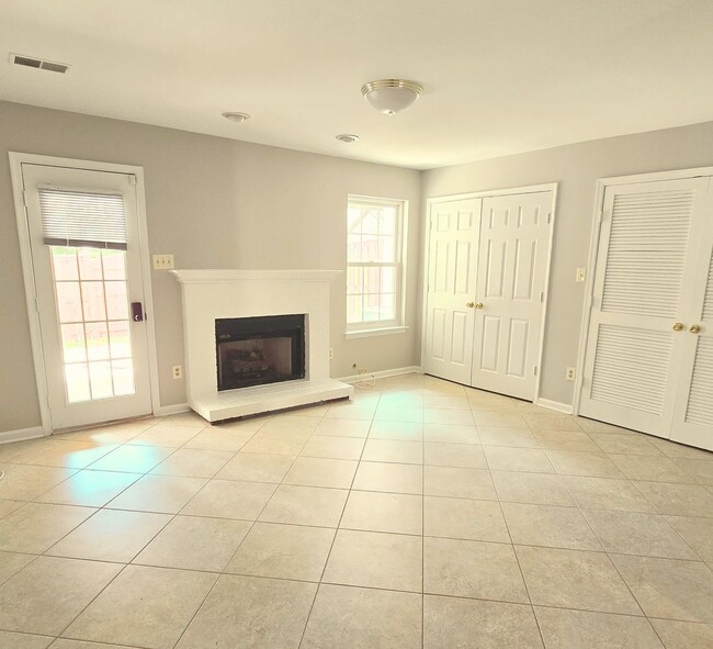 Building Photo - Beautiful 3 level garage townhome