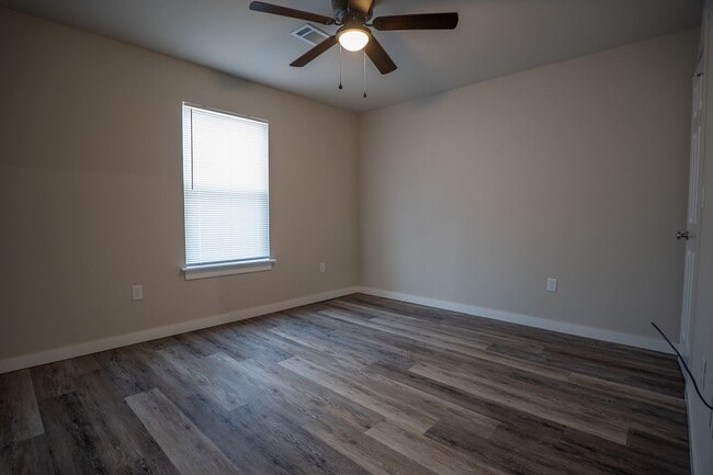 Building Photo - 1358 N Porter Rd