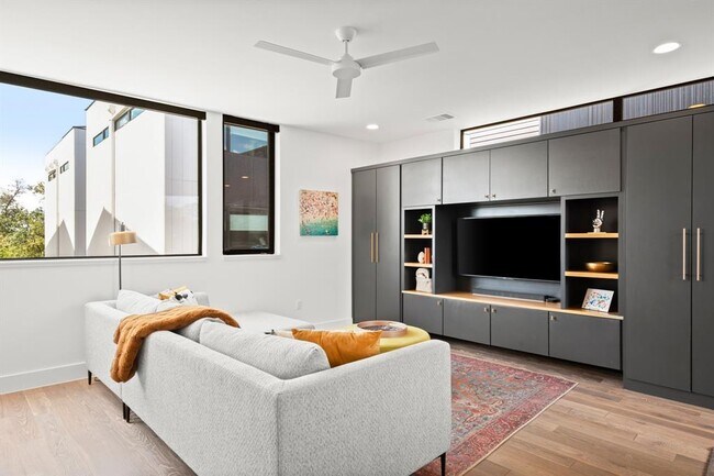 Building Photo - 3406 E 17th St