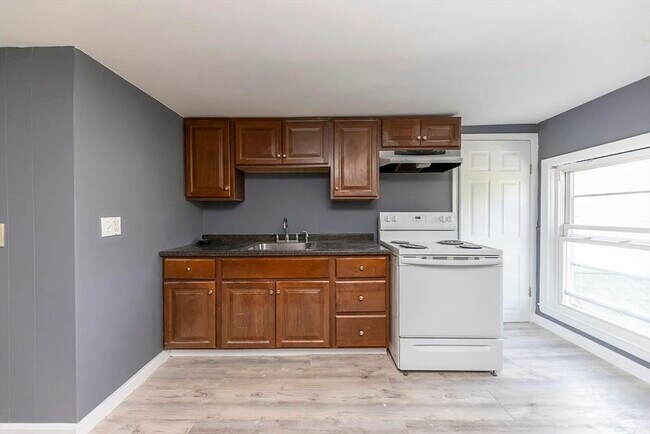 Building Photo - 10 Clinton St