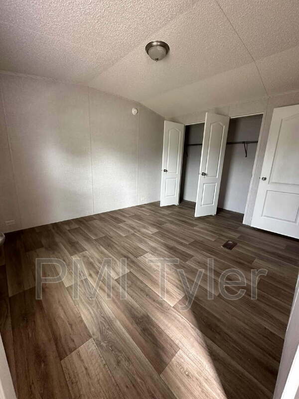 Building Photo - 160 Maple Grove St