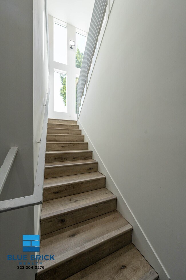 Building Photo - 5239-5241 Huntington Dr -