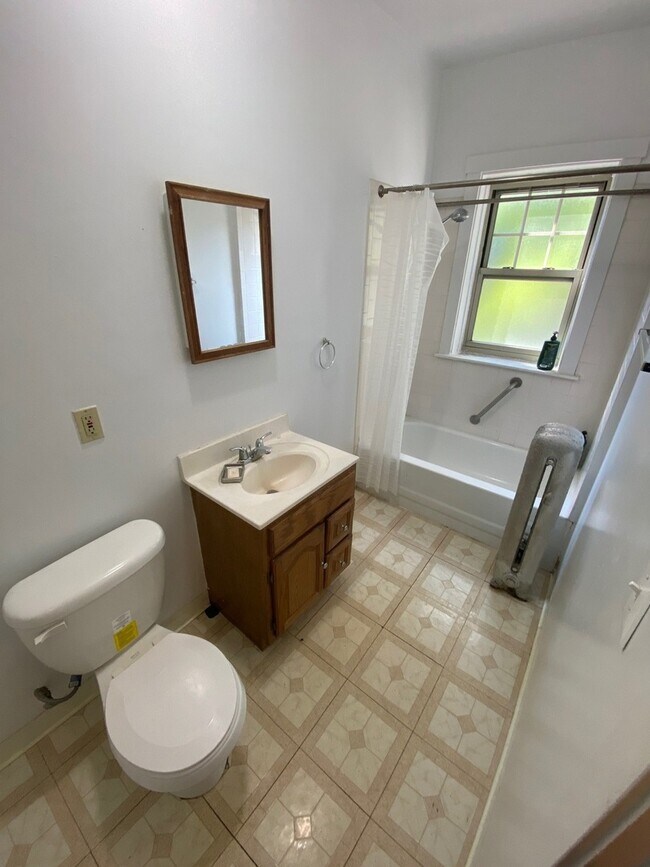 Building Photo - 736 Reba Pl
