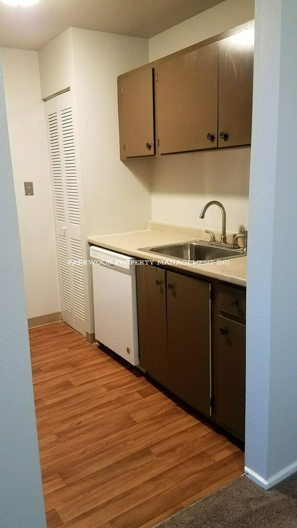 Building Photo - 2 Bedroom, North Tacoma, $1595 + $100 w/s/g = $1695.00, upper floor apartment