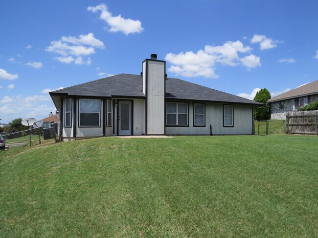 Building Photo - 2802 Woodlands Dr