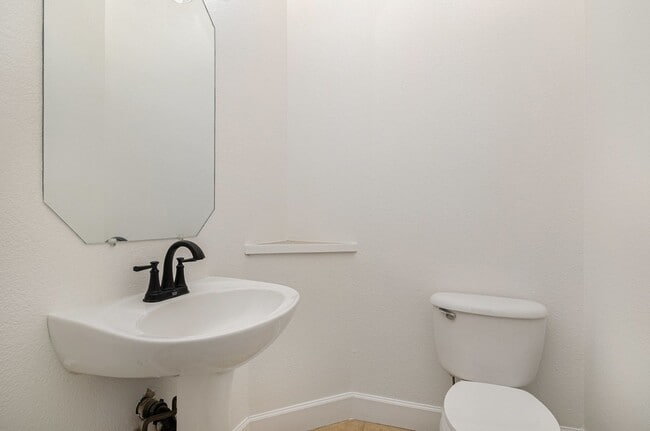 Building Photo - Fully renovated 3 bed/ 2.5 bath duplex in Casle Rock!!