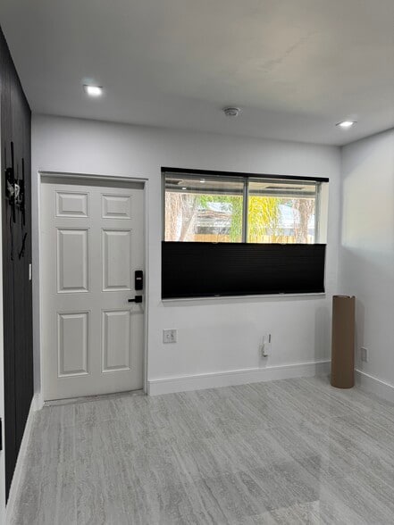 Building Photo - 125 NE 30th Ct