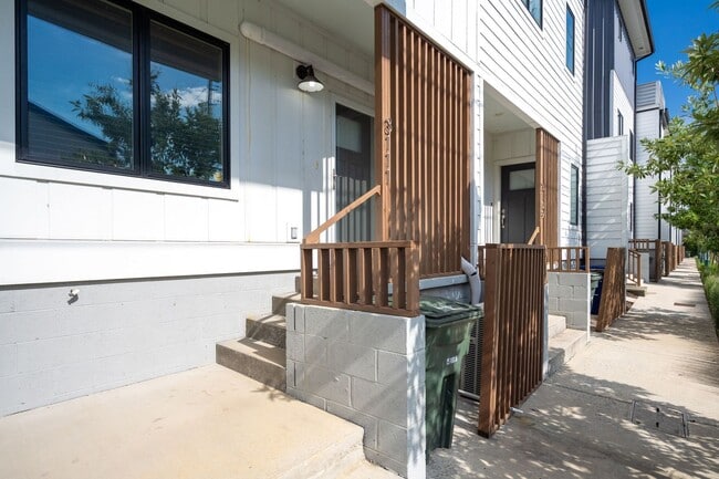 Building Photo - Location, Location , Location with this Beautiful Townhome