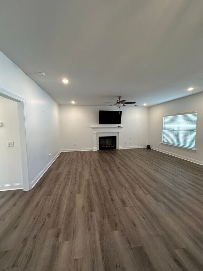 Building Photo - Beautiful 5 bed/3 bath home in Blandford Crossing