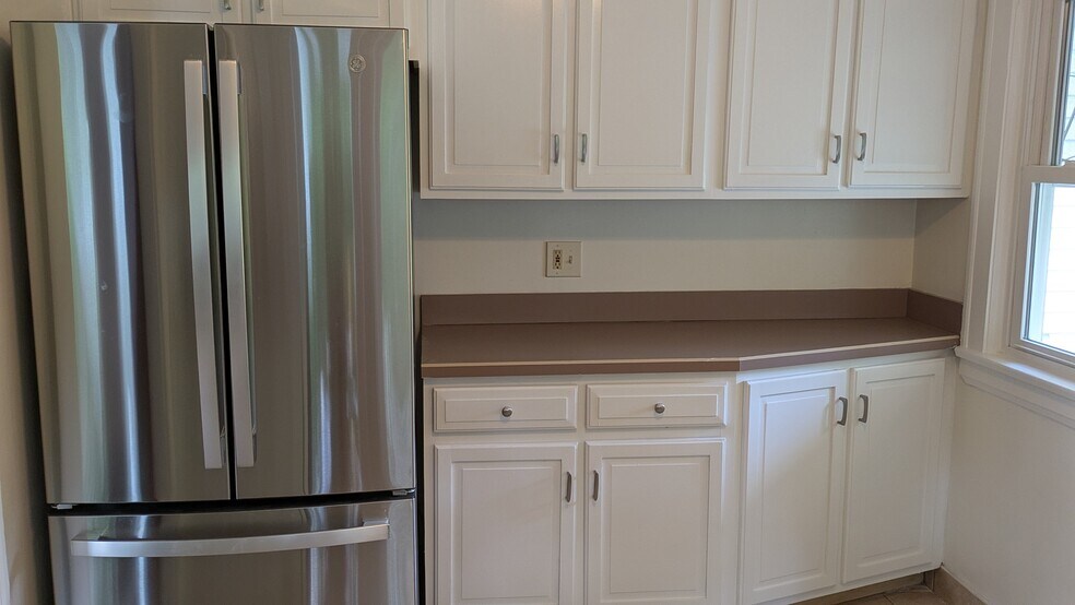 Building Photo - 2438 Woodmere Dr