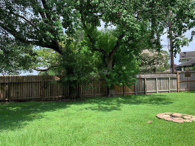 Building Photo - 1243 Park Knoll Ln