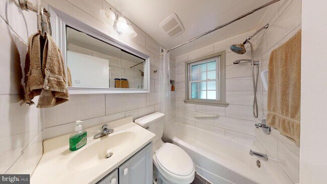 Building Photo - 2116 Linden Ln