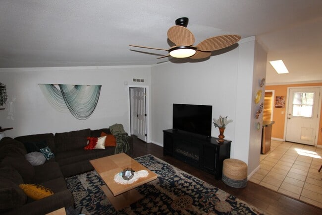 Building Photo - 5-Bedroom Home located in Railroad Springs