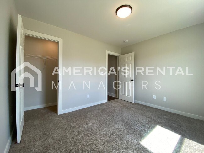 Building Photo - 6228 Burbank Crossing Loop
